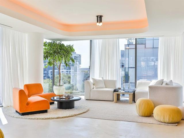 901 - 500 Wellington St W