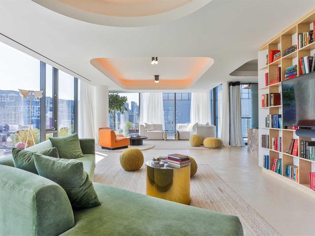 901 - 500 Wellington St W