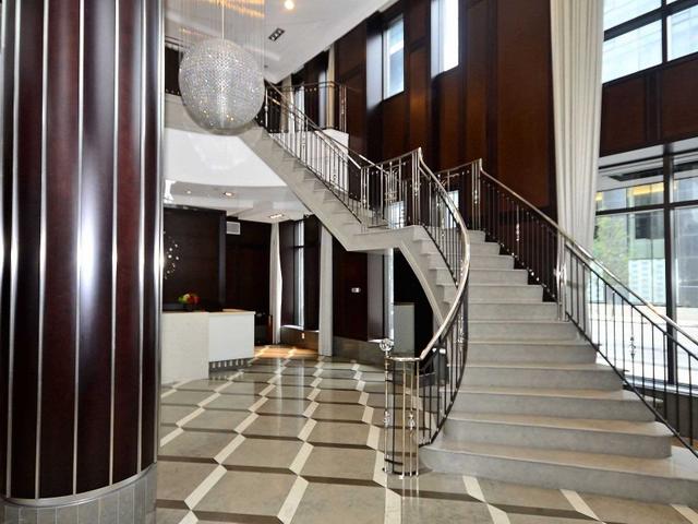 201 - 68 Yorkville Ave