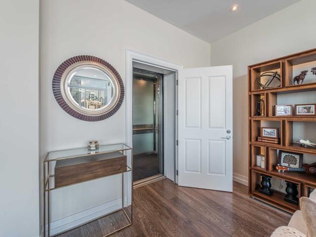 PH2 - 127 Queen St E