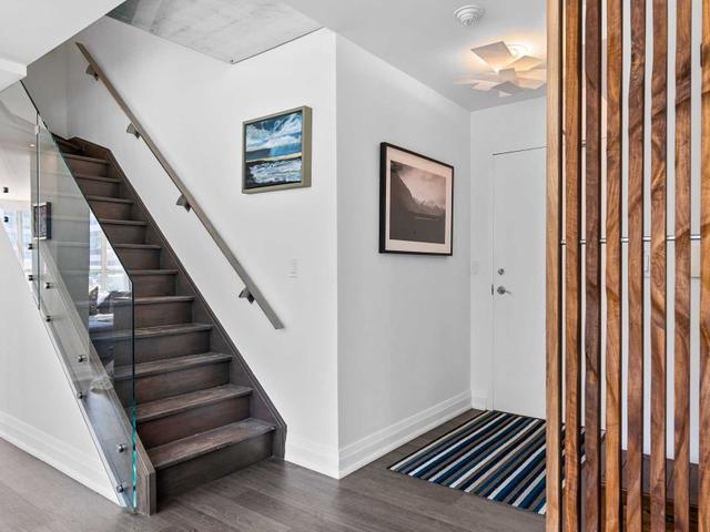 711/712 - 36 Blue Jays Way