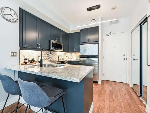 214 - 901 Queen St W