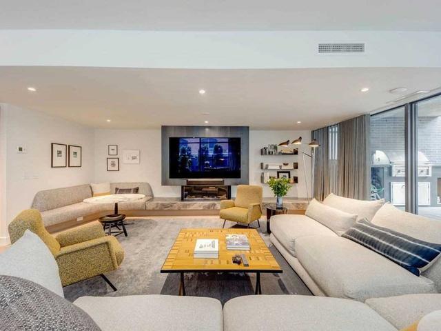 202 - 500 Wellington St W