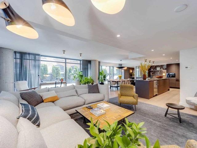 202 - 500 Wellington St W