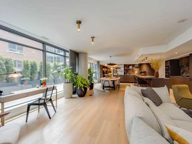 202 - 500 Wellington St W