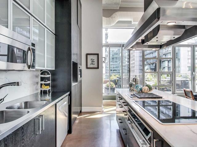 226 - 637 Lake Shore Blvd W