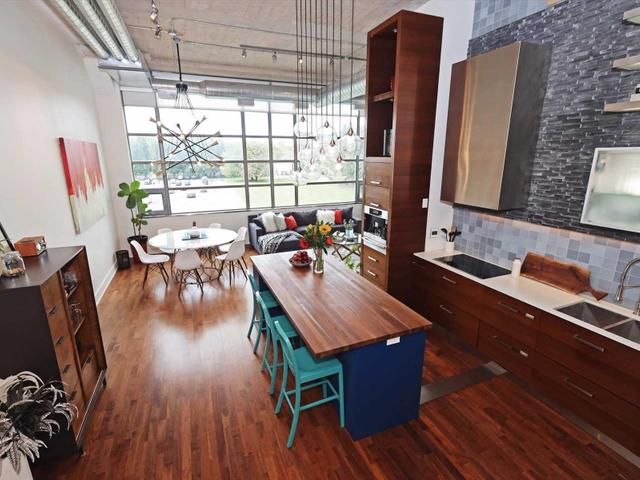 207 - 637 Lake Shore Blvd W