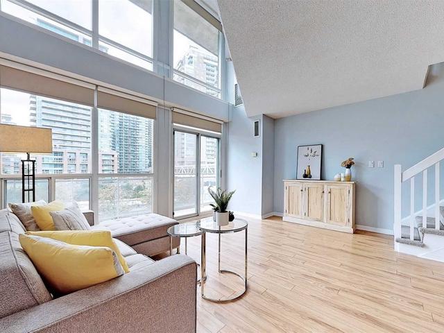 402 - 1029 King St W