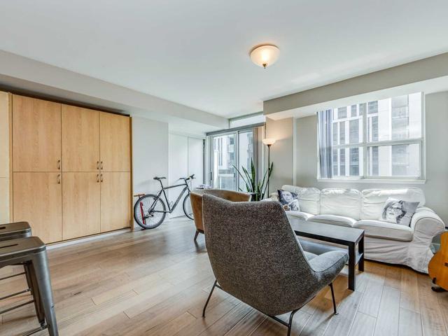 216 - 323 Richmond St E