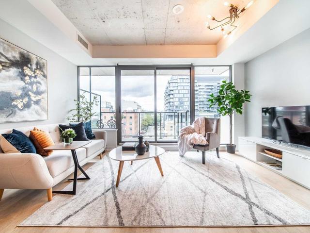 732 - 461  Adelaide St W