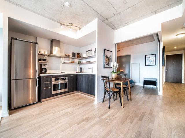 732 - 461  Adelaide St W