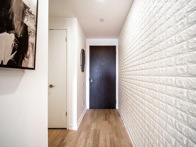 732 - 461  Adelaide St W