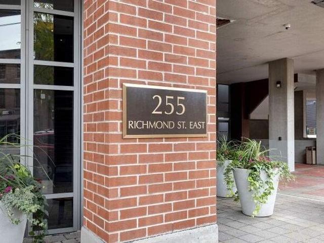 819 - 255 Richmond St E