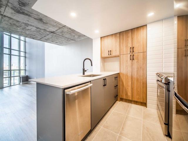 810 - 255 Richmond St E