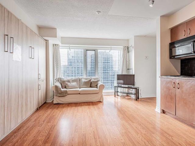 1406 - 200 Victoria St