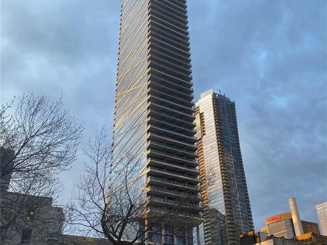 1601 - 224 King St W