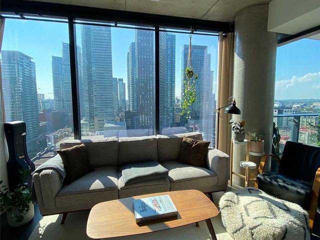 1601 - 224 King St W