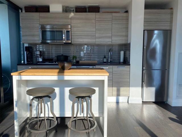 1601 - 224 King St W