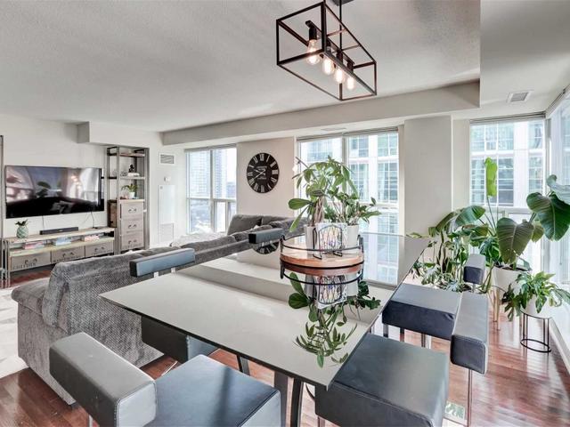 1120 - 270 Wellington St W