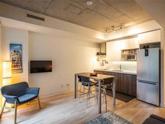 238 - 461 Adelaide St W