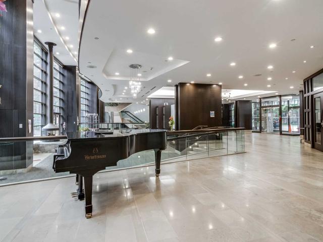 1400 - 33 Sheppard Ave E