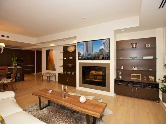 2707 - 180 University Ave