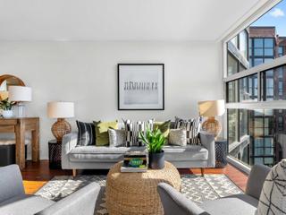 1013 - 705 King St W
