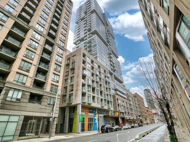 802 - 199 Richmond St W