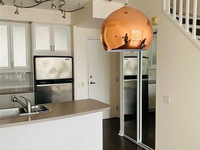 416 - 901 Queen St W