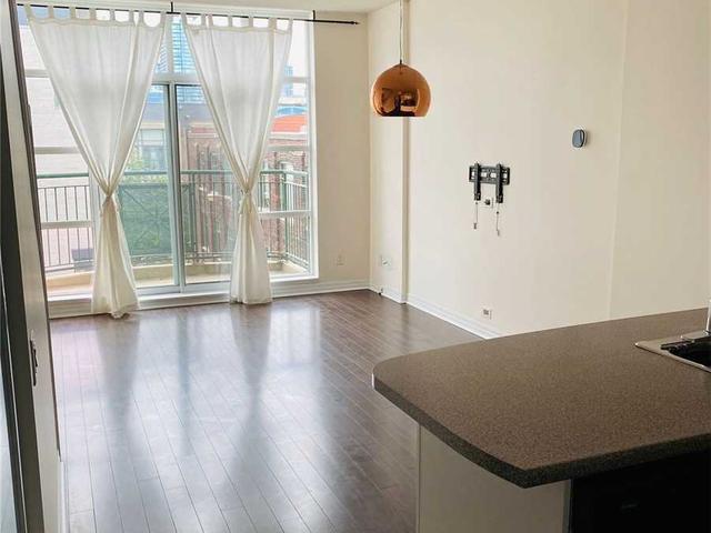 416 - 901 Queen St W