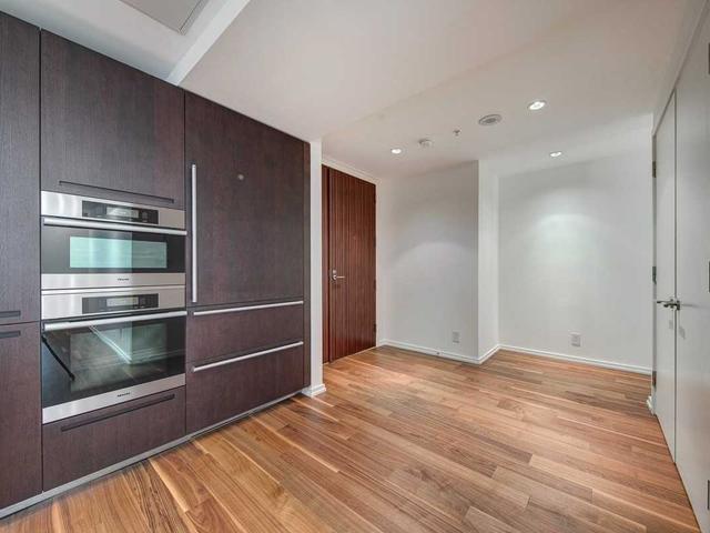 4607 - 180 University Ave