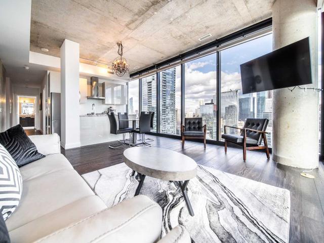 3803 - 224 King St W