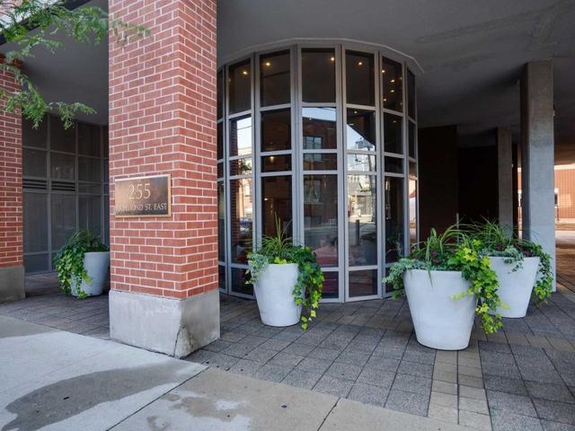 824 - 255 Richmond St E