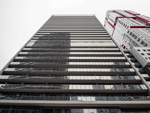 1021 - 330 Richmond St W