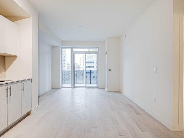 1021 - 330 Richmond St W