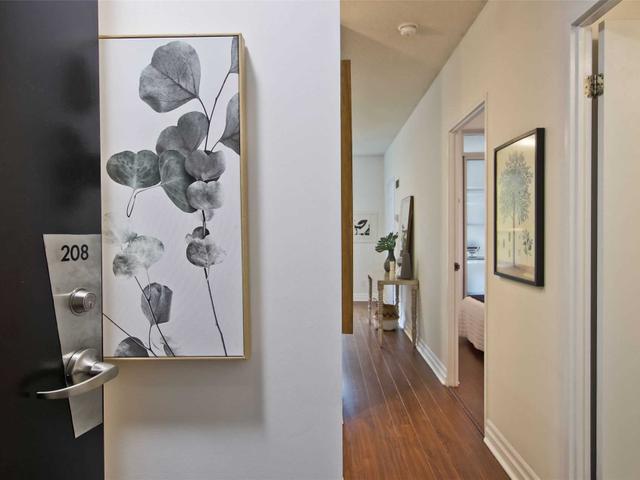 208 - 70 Alexander St