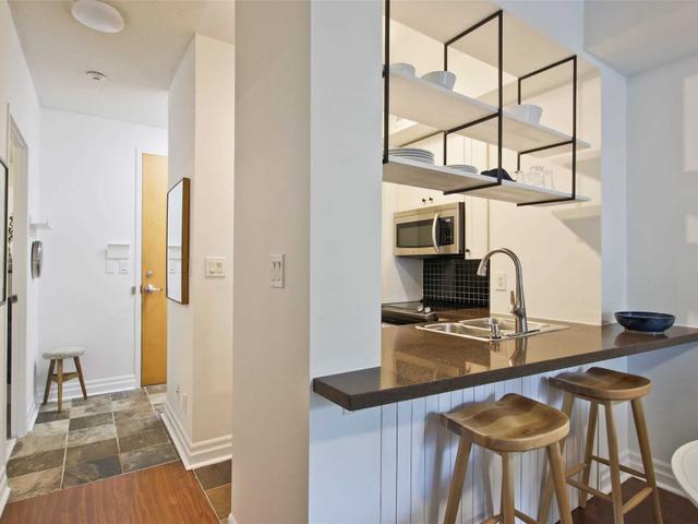 208 - 70 Alexander St