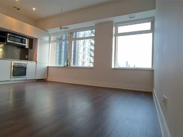 512 - 111 St Clair Ave W