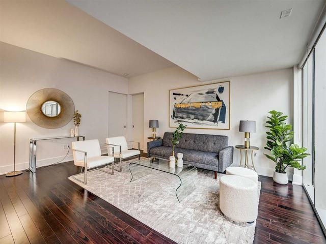 202 - 39 Queens Quay E