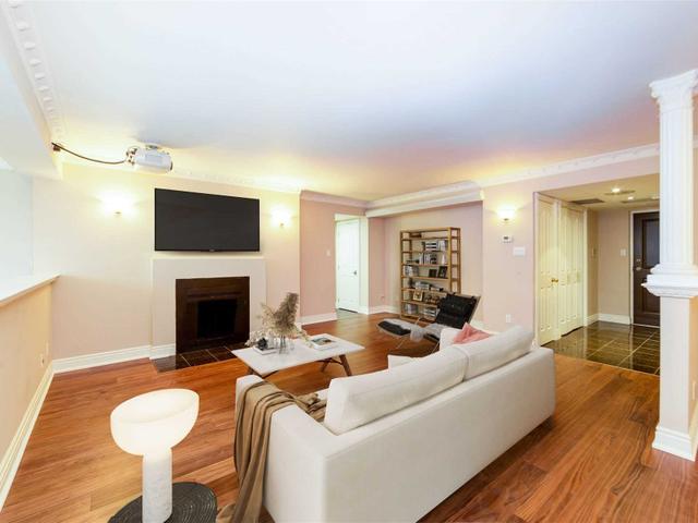 2106 - 30 Wellington St E