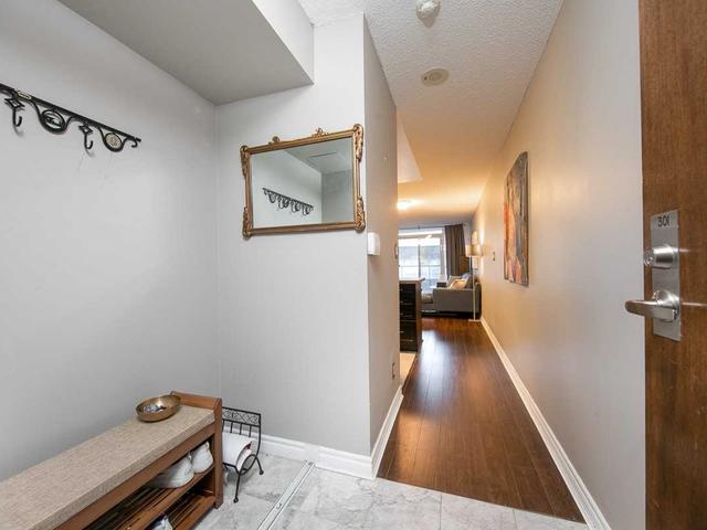 301 - 35 Hollywood Ave