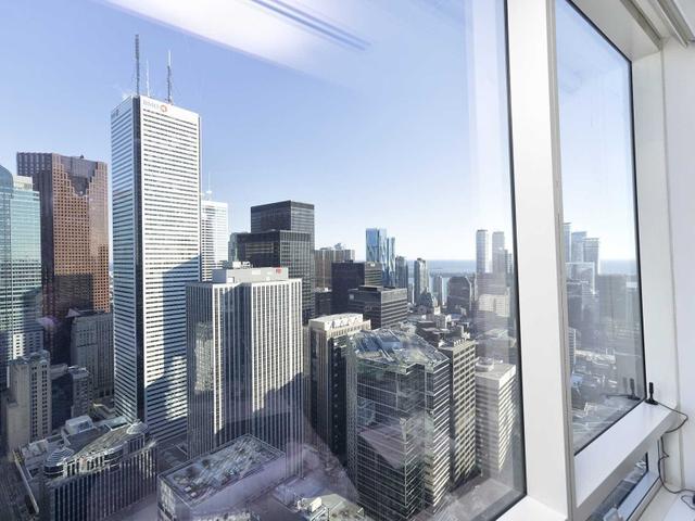 5207 - 180 University Ave