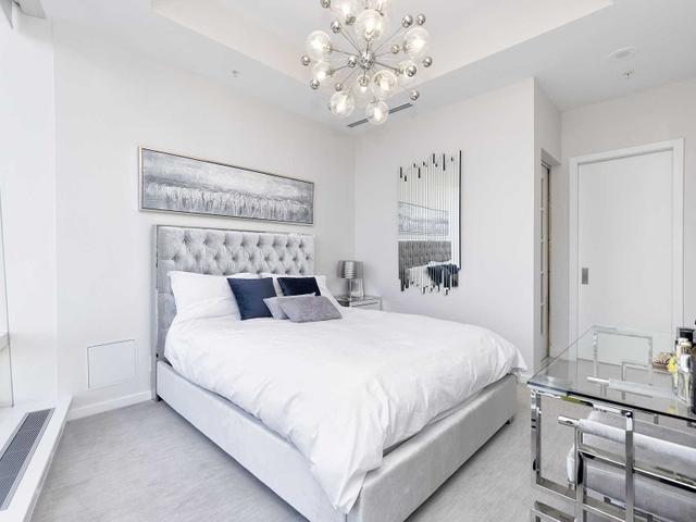 5207 - 180 University Ave