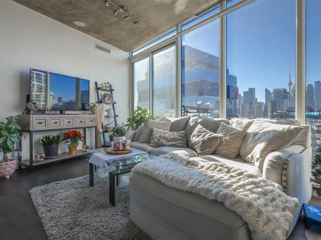 1412 - 318 King St E