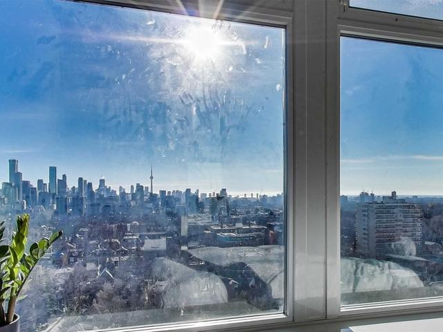 1118 - 111 St Clair Ave W