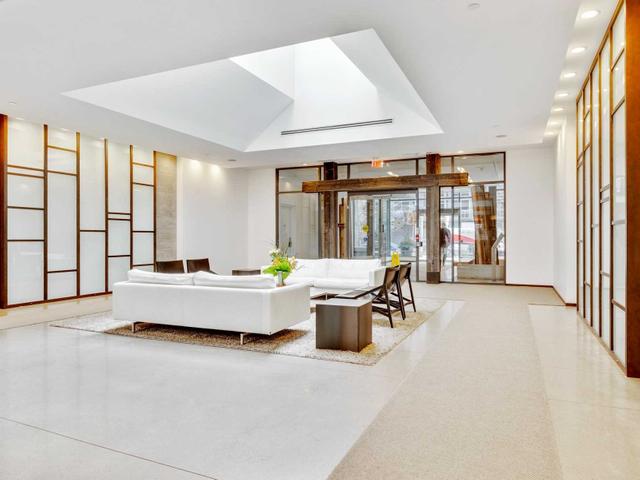 625 - 1030 King St W