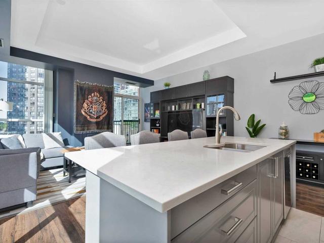 807 - 8 Wellesley St E