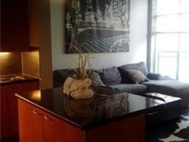 423 - 955 Queen St W