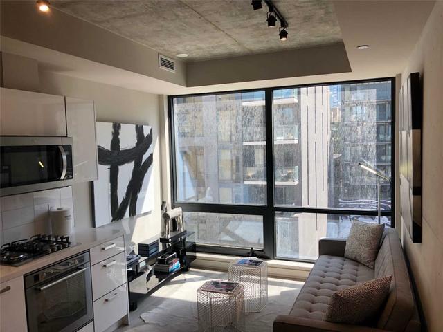 403 - 458 Richmond St W