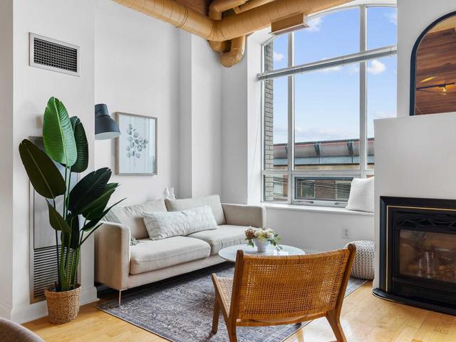 315 - 993 Queen St W